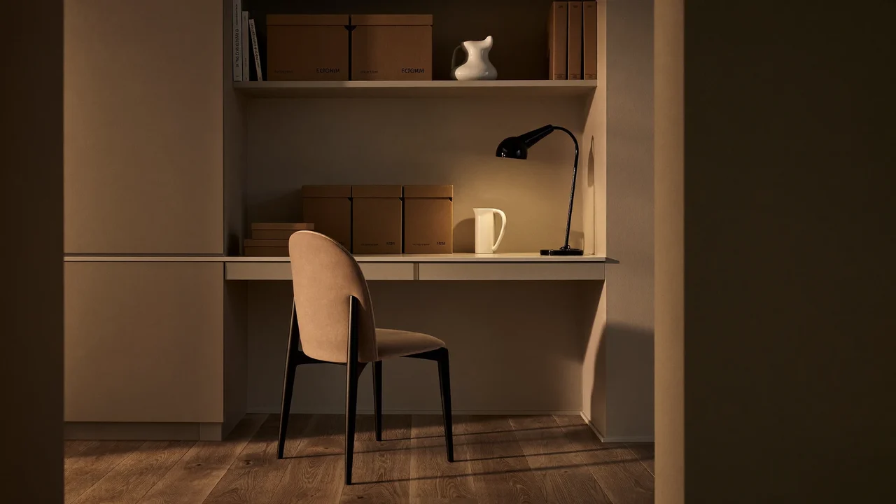 Coin bureau rangé avec étagère murale, boîtes en carton kraft et lampe de bureau