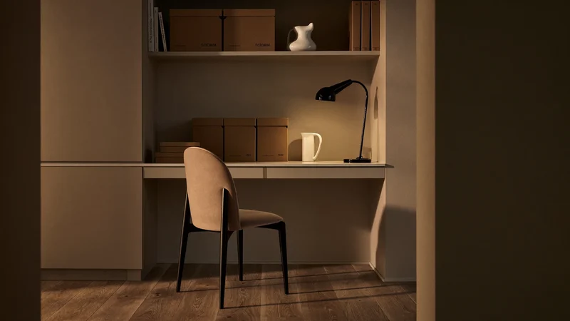 Coin bureau rangé avec étagère murale, boîtes en carton kraft et lampe de bureau